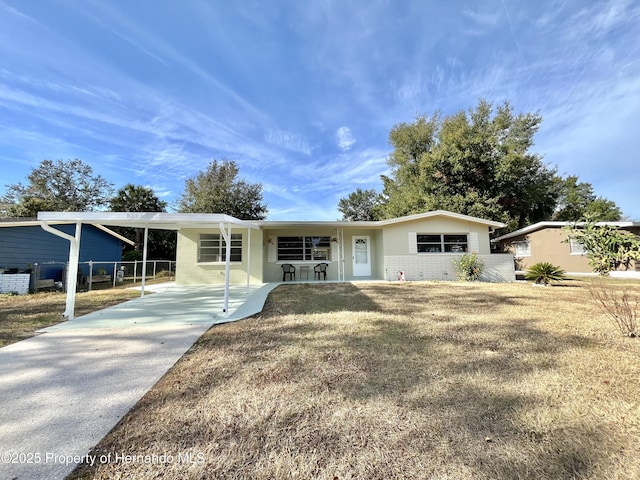 view of front of property featuring a carport, a porch, and a front yard