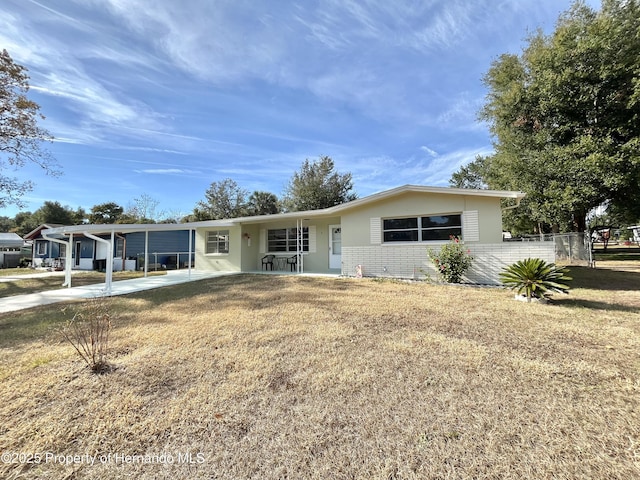 view of front of home featuring a front lawn and a carport