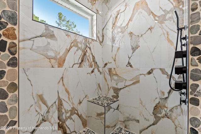 bathroom featuring a tile shower