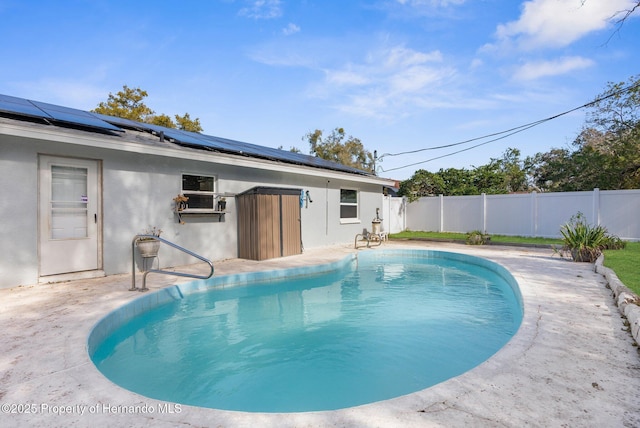 view of swimming pool