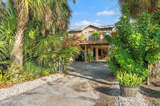 view of front facade featuring a carport