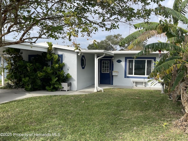 ranch-style house featuring a front yard