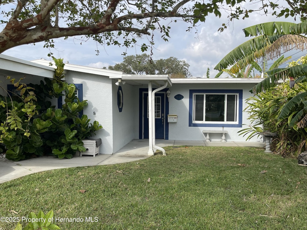 single story home featuring a front yard