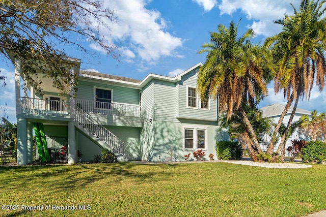 view of front of property featuring a front yard