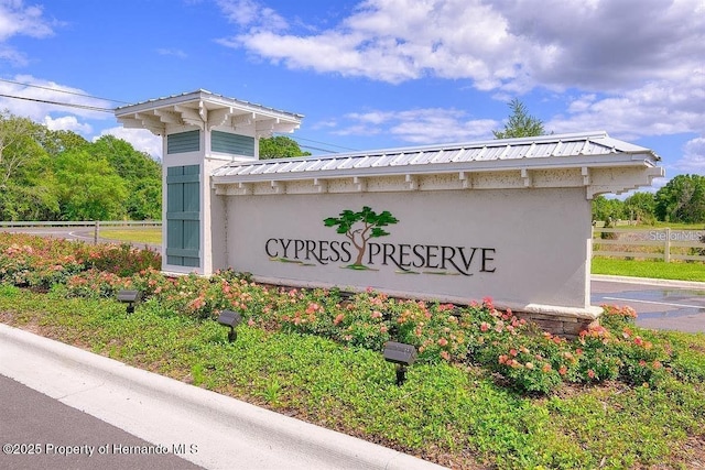 view of community / neighborhood sign