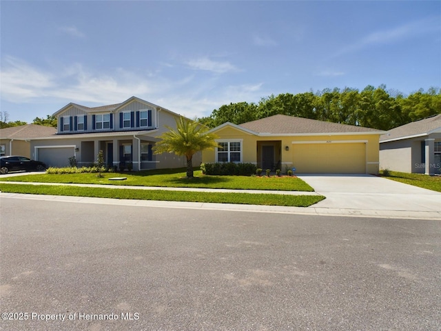 view of front of property featuring a front lawn