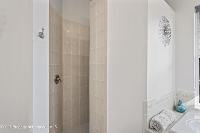 bathroom featuring a tile shower