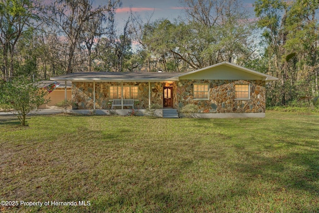 single story home featuring a lawn