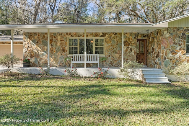 view of front of property featuring covered porch and a front lawn