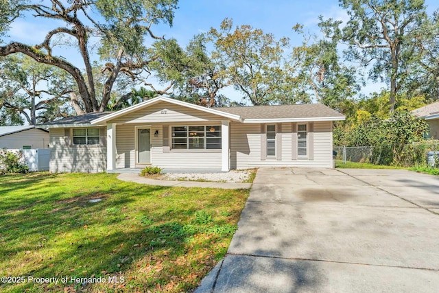 ranch-style house featuring a front yard