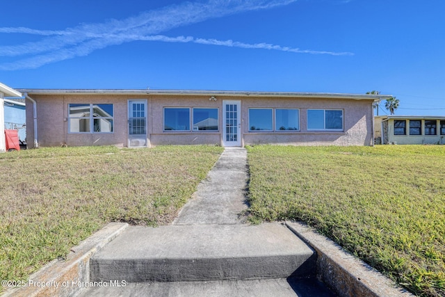 view of front facade with a front yard