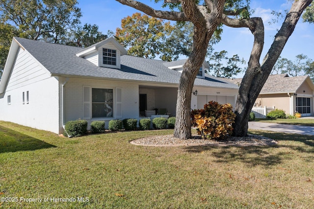 view of front of property featuring a front lawn