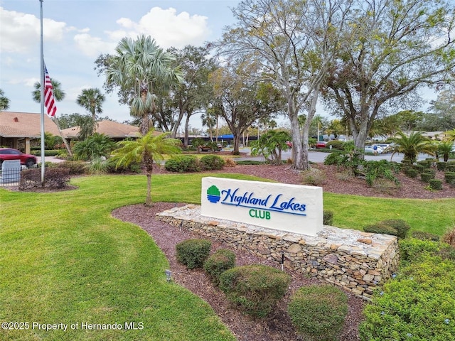 view of property's community featuring a lawn