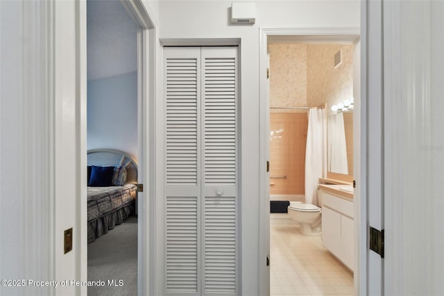 full bathroom with shower / bath combination with curtain, vanity, and toilet