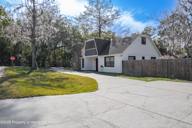 view of front of house with a front lawn