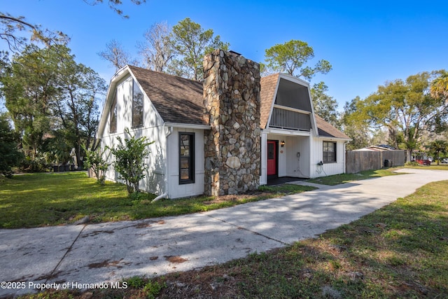 view of front of property featuring a front lawn