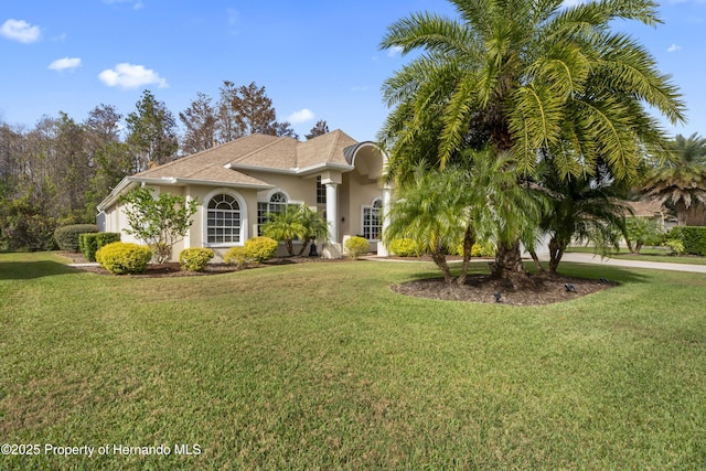 view of front of property featuring a front yard