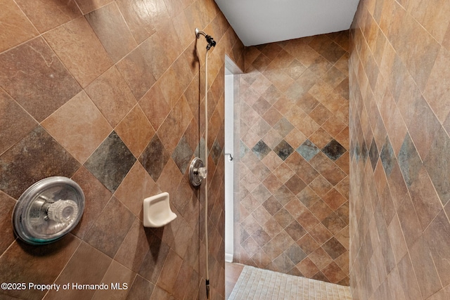 bathroom featuring tiled shower