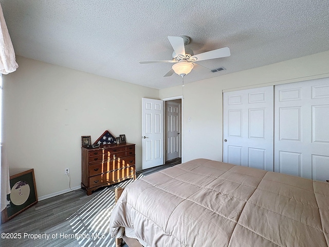 bedroom featuring ceiling fan, a closet, a textured ceiling, and hardwood / wood-style floors