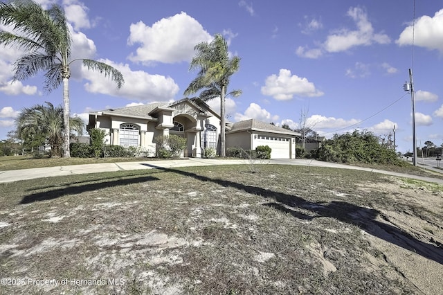 view of front of property featuring a garage