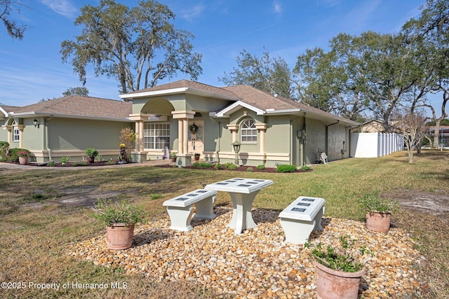 view of front of house featuring a front yard