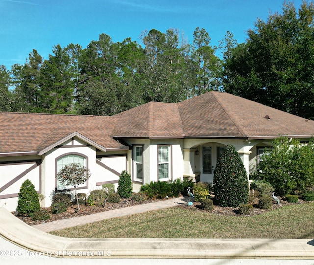 view of front facade featuring a front yard