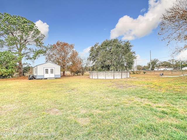 view of yard featuring an outbuilding