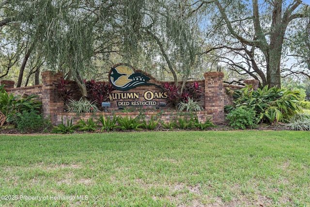 community sign with a yard