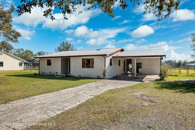 view of front of house featuring a carport and a front yard