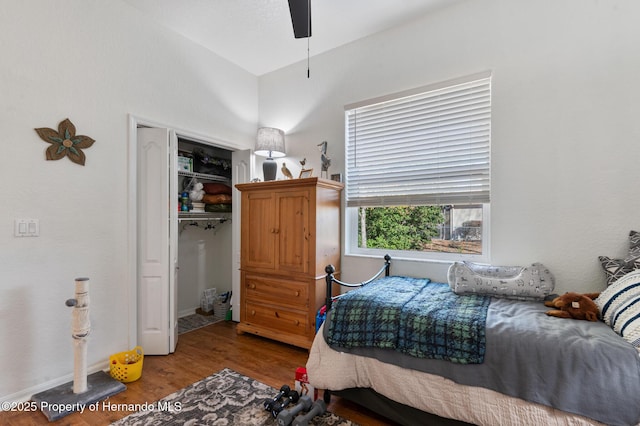 bedroom with hardwood / wood-style flooring, ceiling fan, and a closet