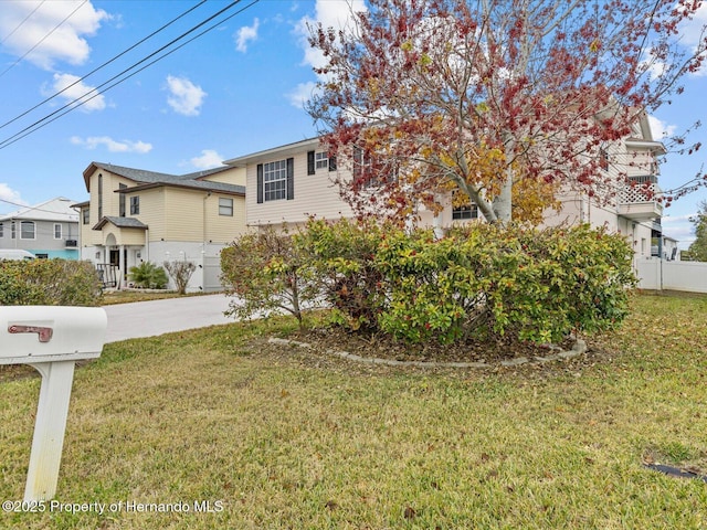 view of front of home featuring a front lawn