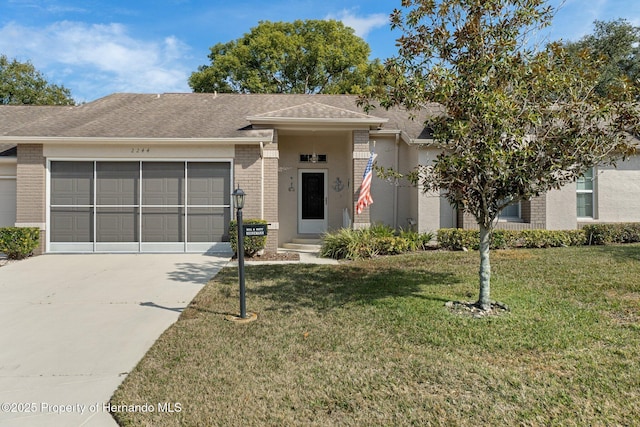 view of front of house featuring a garage and a front yard