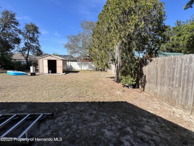 view of yard with a storage shed