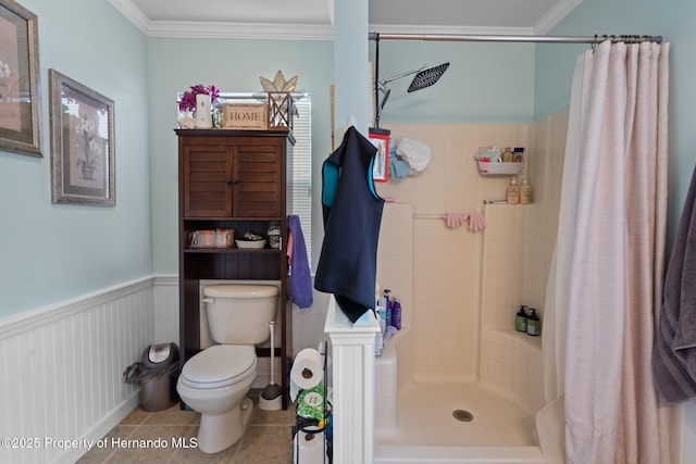 bathroom featuring tile patterned floors, ornamental molding, toilet, and a shower with shower curtain