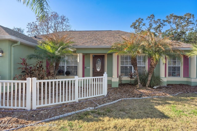 view of front of home featuring a front yard