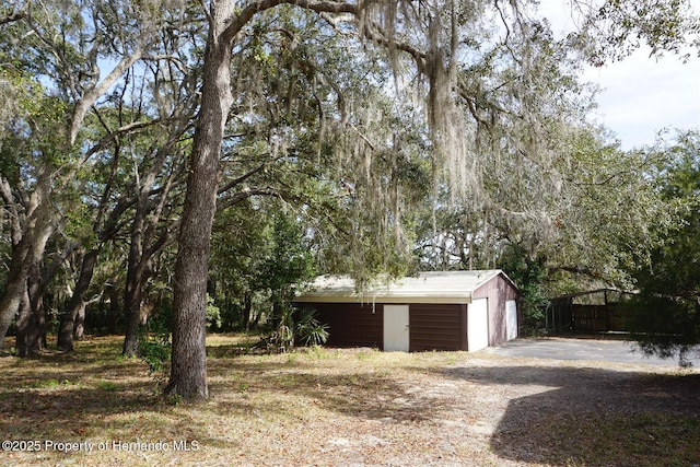 view of yard featuring a garage and an outdoor structure