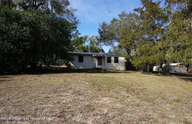 single story home with a front lawn