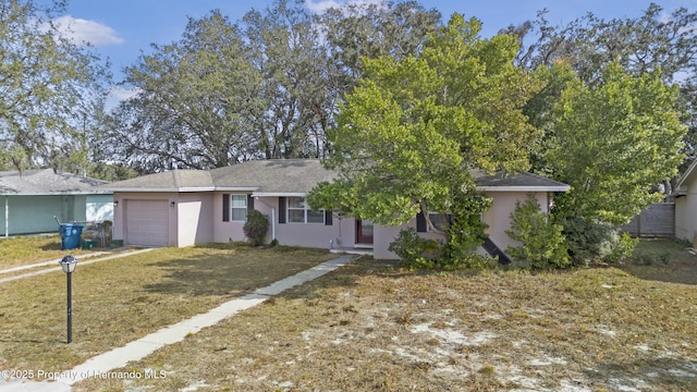 view of front of home featuring a garage and a front yard