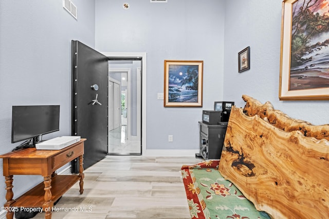 foyer with visible vents, light wood-style flooring, and baseboards