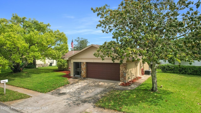 view of front facade featuring central AC, a garage, and a front yard