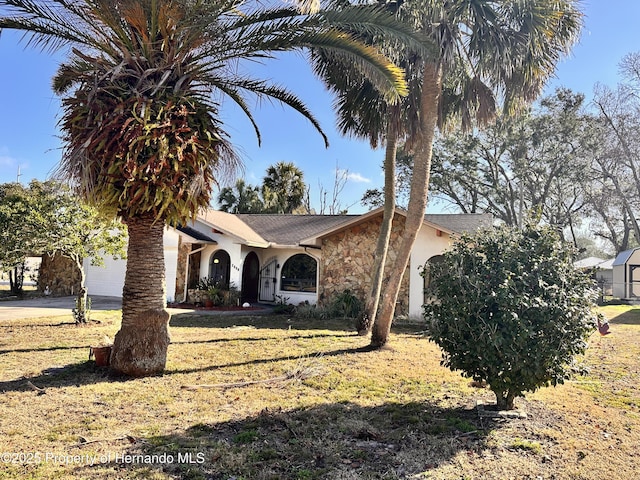 ranch-style home featuring a front lawn