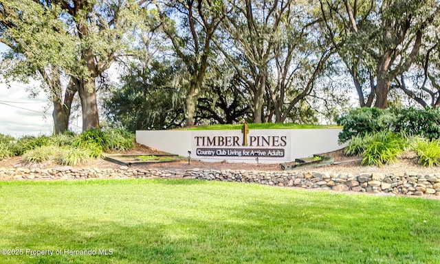 community / neighborhood sign featuring a yard