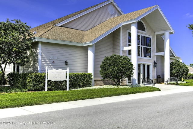 view of front facade with a front yard