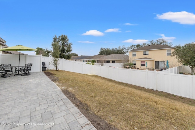 view of yard featuring a patio area