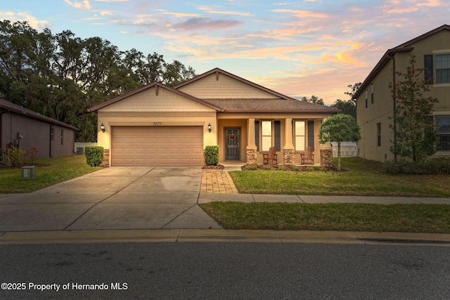 view of front facade featuring a garage and a yard