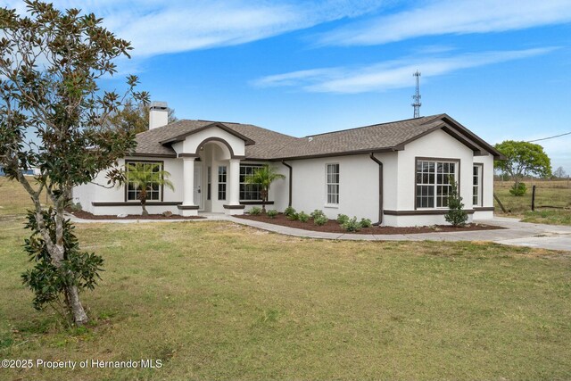 view of front of property featuring a front lawn