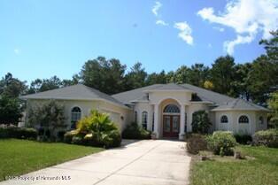 view of front of property with a front yard