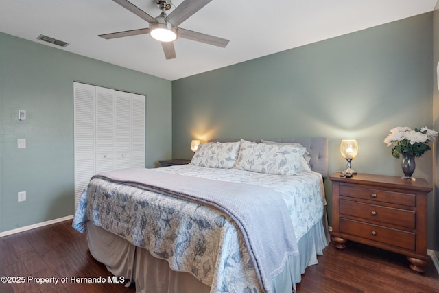 bedroom with dark hardwood / wood-style floors, ceiling fan, and a closet