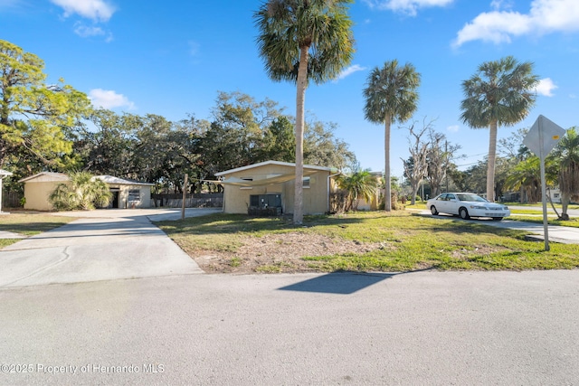 view of front of property featuring a front yard