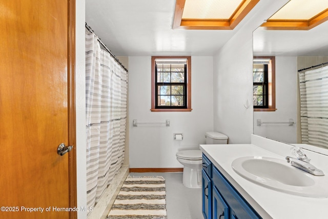 bathroom featuring a shower with curtain, vanity, and toilet